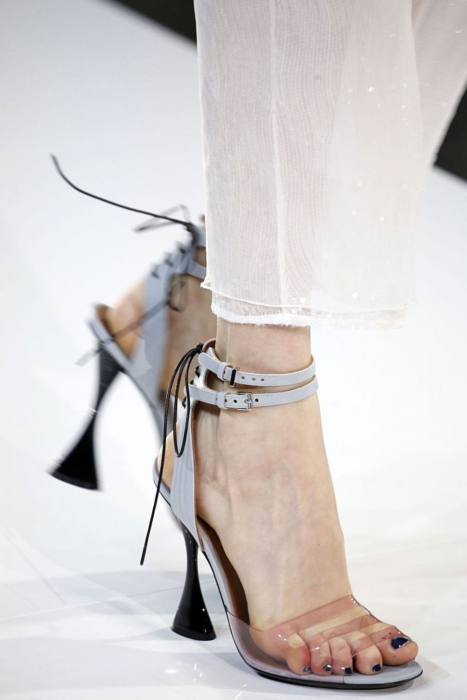 Những xu hướng giày dép mới của năm 2018 - 5
Emporio Armani
