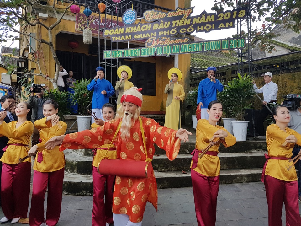 Hội An chào đón đoàn khách “xông đất” năm mới - 2 Văn nghệ chào đón đoàn khách đầu tiên đến Hội An