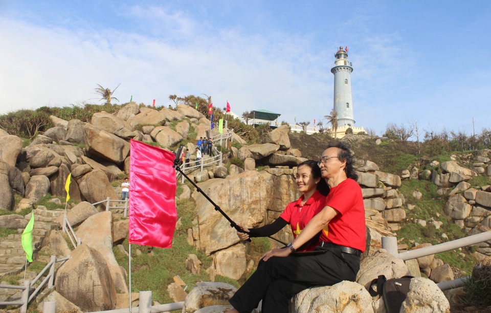 Hàng ngàn người tham gia lễ chào cờ đầu năm tại điểm cực Đông trên đất liền - 7
Lần đầu tiên tham dự lễ chào cờ đầu năm ở điểm cực Đông trên đất liền của Tổ quốc, bạn Đậu Như Ngọc, du khách đến từ tỉnh Tiền Giang chia sẻ: Bản thân mình cảm thấy rất tự hào khi được tham dự lễ chào cờ trong một ngày rất ý nghĩa là ngày đầu năm mới. Là một người Việt Nam, mình rất tự hào với cảnh sắc quê hương.