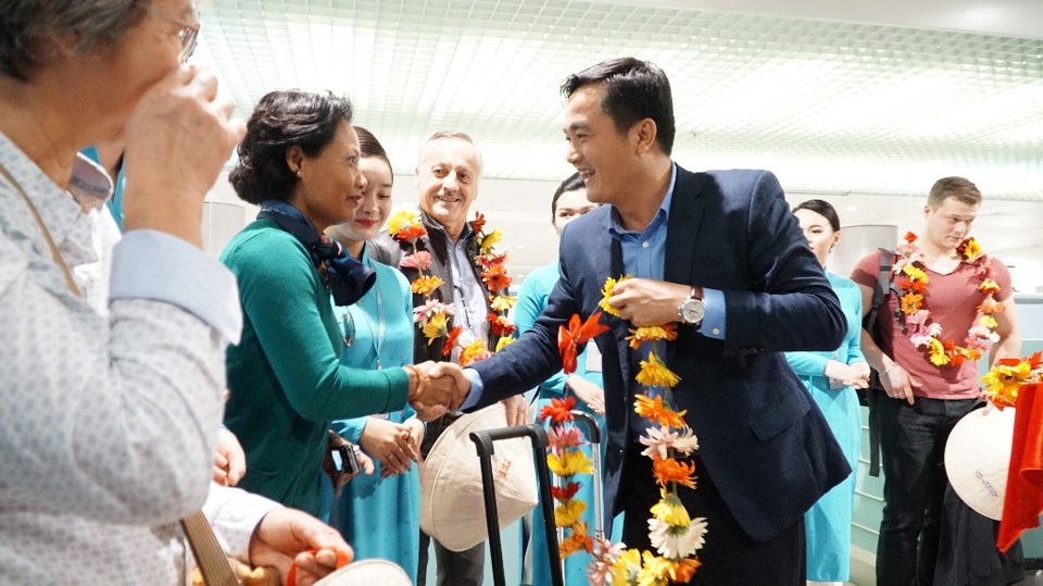 Ông Vũ ra tận khu vực khu vực nhập cảnh nhà ga quốc tế sân bay Tân Sơn Nhất đón những vị khách đầu tiên đáp chuyến bay từ Pháp