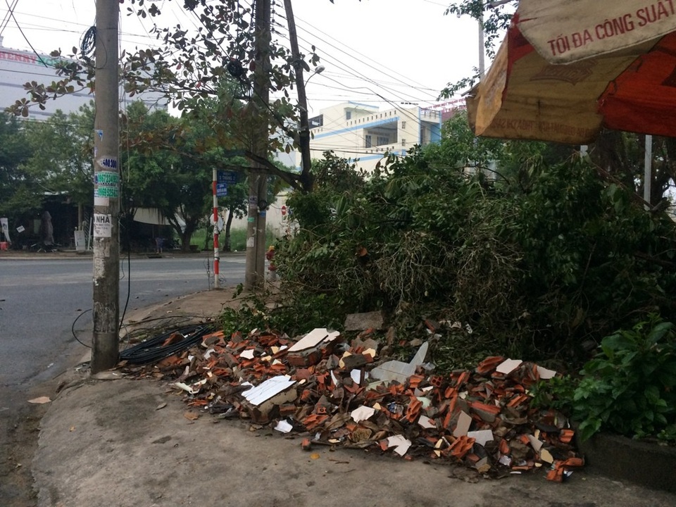 Bê tông vụn và nhánh cây chấn hết lối đi