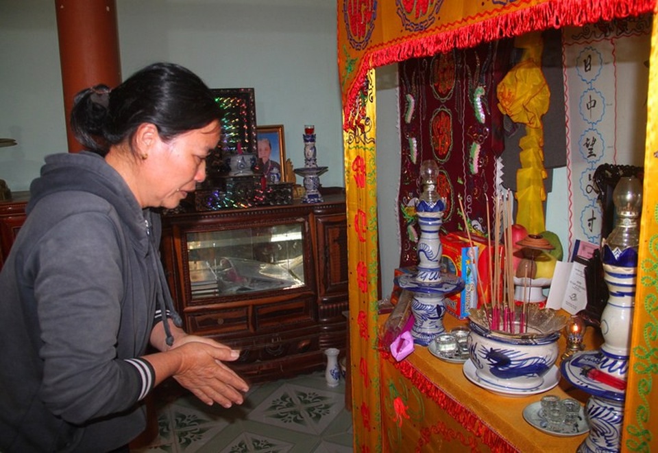 Bạn đọc giúp cô giáo Nguyễn Thị Ngọc Sâm hơn 21 triệu đồng - 2 Bà Sâm nước mắt giàn giụa trước bàn thờ chồng