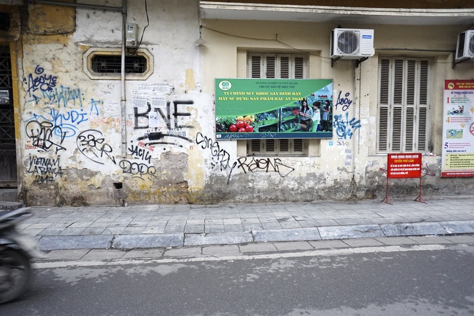 Phố cổ Hà Nội bị bôi bẩn khắp nơi bởi hình vẽ graffiti - 2
Một mảng tường phố Đinh Liệt bị vẽ đủ loại chữ nghĩa, nét vẽ sau chồng lên nét trước.
