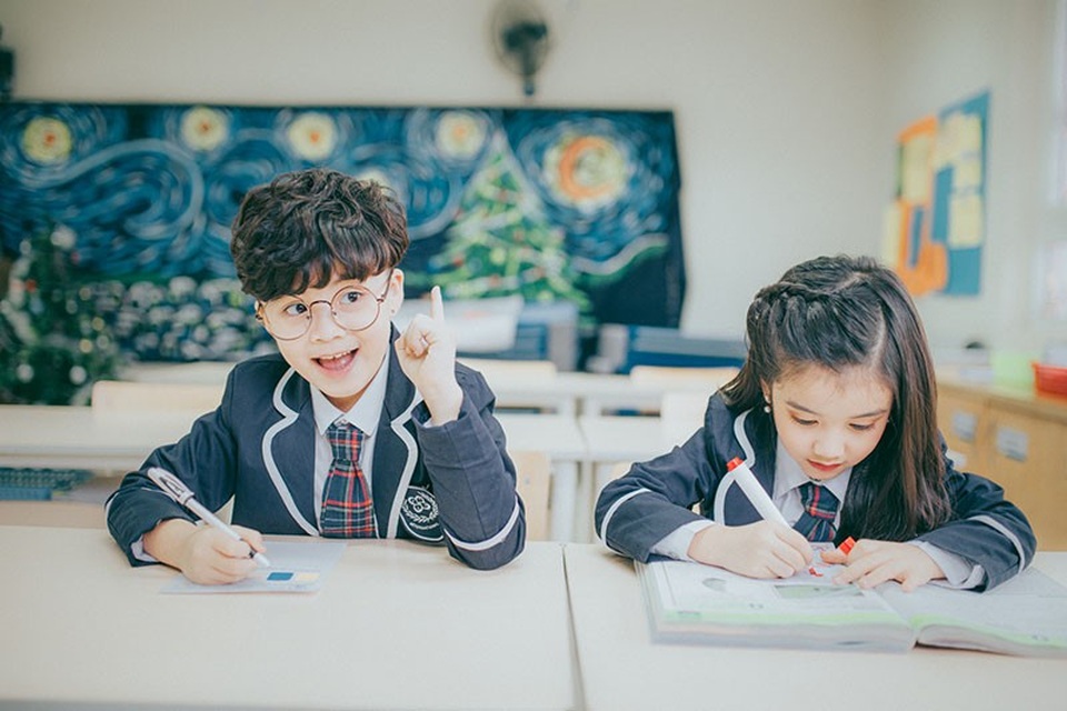 Bộ ảnh đáng yêu của đôi bạn thân nhí Hà thành - 8 Bảo Hân là cô bé nhí nhảnh với đôi mắt to tròn, khuôn mặt bầu bĩnh, đáng yêu, Bảo Huy “đẹp trai từ bé” chẳng khác gì một anh chàng “soái ca” trong các bộ phim.