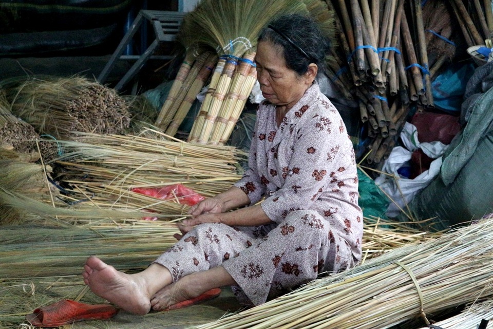 Nghề làm chổi trở thành nghề mang lại kế sinh nhai, giúp họ cải thiện cuộc sống