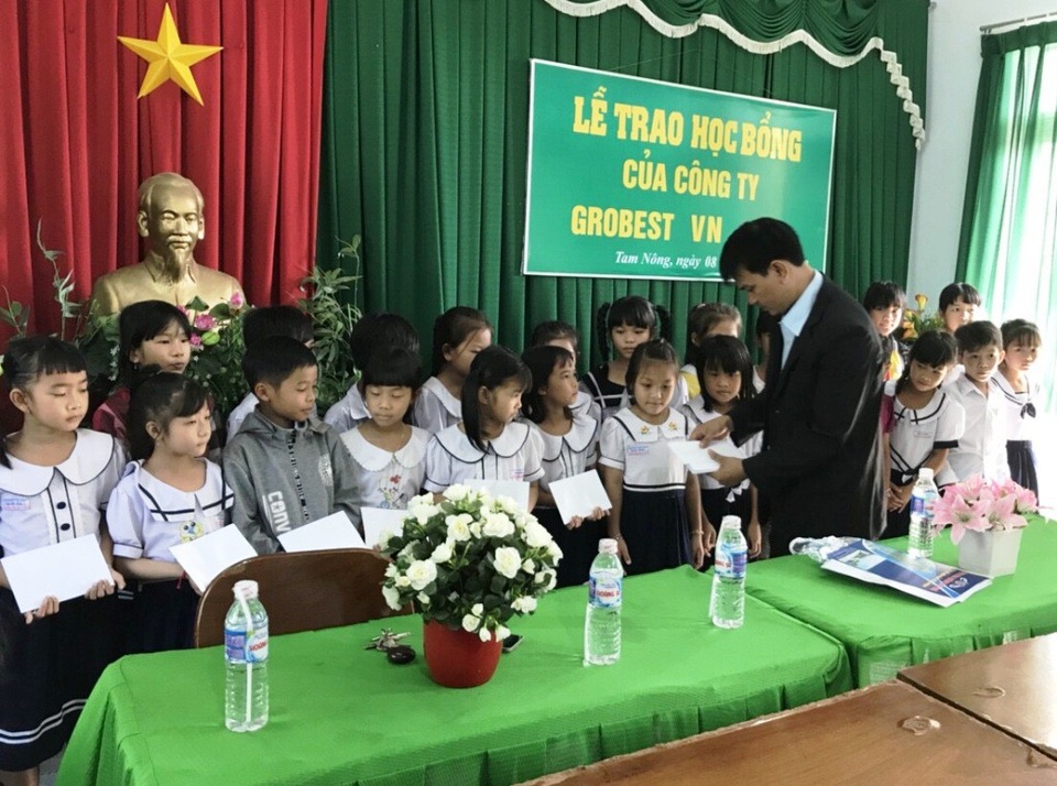 Grobest Việt Nam trao 100 suất học bổng đến học sinh nghèo Đồng Tháp - 3 Ông Phùng Văn Công trao các suất học bổng cho các em học sinh trường tiểu học Tràm Chim 1 và trường tiểu học thị trấn Tràm Chim