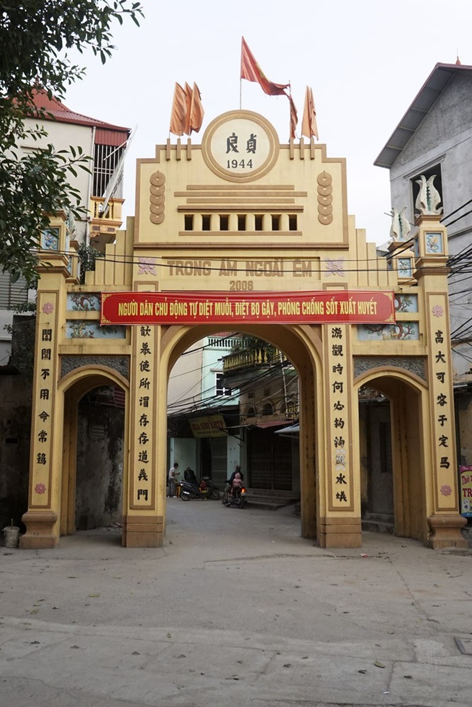 Thông điệp đặc biệt trên những cổng làng ngoại thành Hà Nội - 2
Theo những cụ lớn tuổi trong làng, trước có nhiều người chơi cờ bạc, gia đình vợ chồng hay cãi cọ nên khi xây sửa cổng, dòng chữ này được thực hiện với mong muốn nhắc nhở người dân hãy thay đổi những thói xấu này.