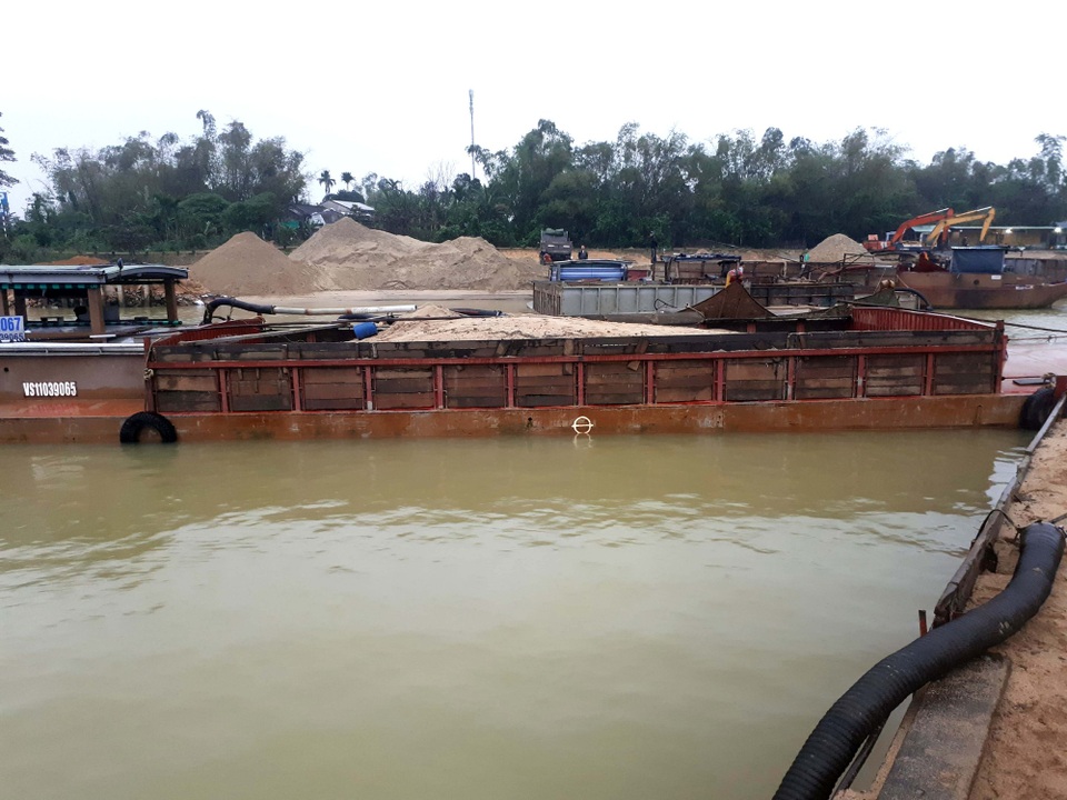 “Phục kích” nhiều ghe hút cát lậu trong đêm mưa lạnh - 2 Các ghe cát lậu được đưa về chân cầu Câu Lâu để xử lý