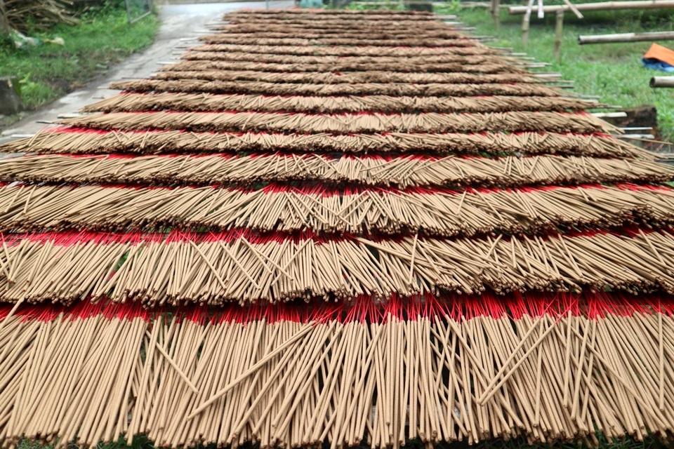 Hương sản xuất được phơi khắp hiên nhà, ngõ xóm, đường bê tông liên thôn dẫn vào làng nghề truyền thống
