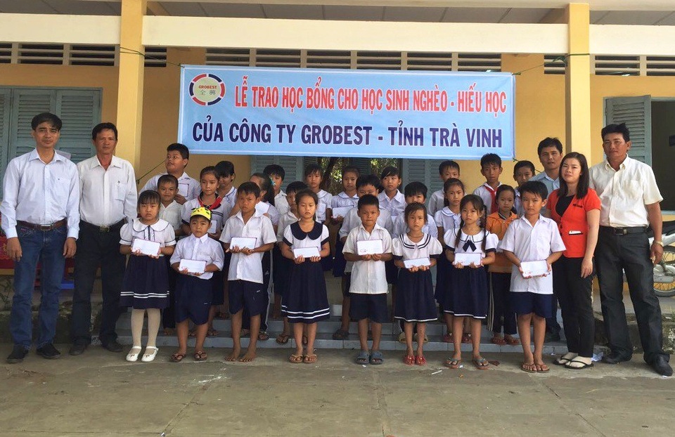 Grobest Việt Nam trao 160 suất học bổng đến các em học sinh nghèo tỉnh Trà Vinh - 3 Các em học sinh trường tiểu học Mỹ Long Nam B nhận học bổng