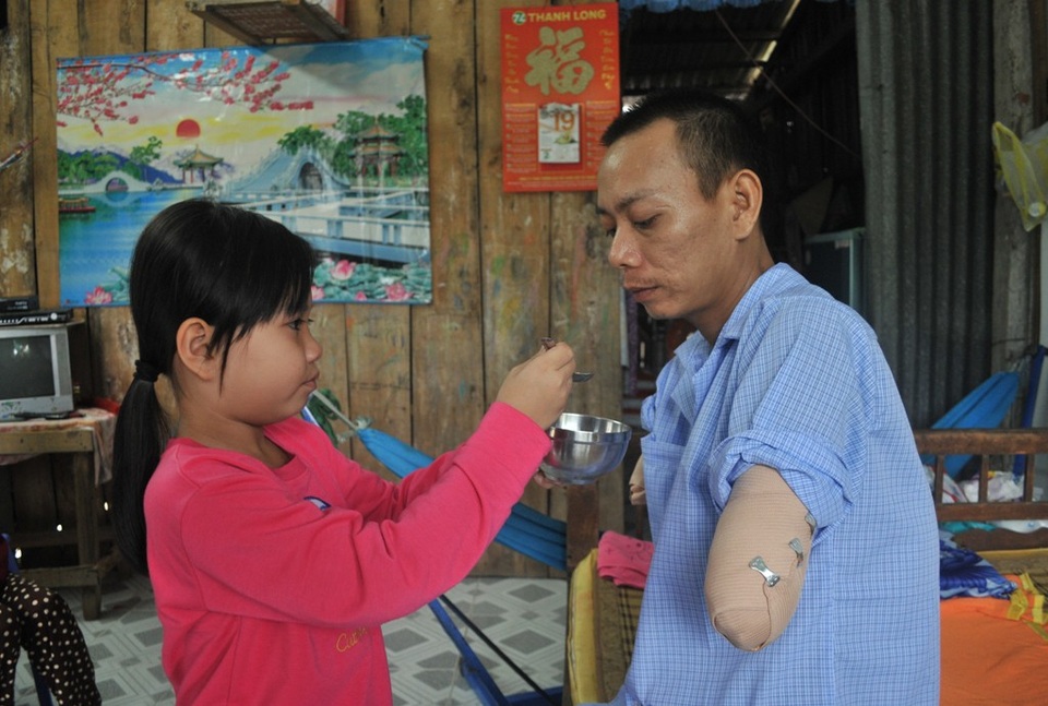 Tình cảnh khốn khó của người đàn ông mất cả 2 tay vì điện giật - 4 Những lúc mẹ vắng nhà, cháu Ngọc Mai thay mẹ chăm sóc cho cha mình