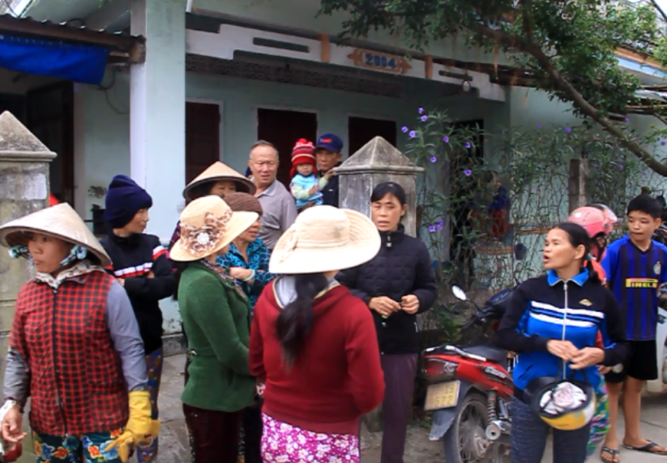 Bình Định: Chủ tịch huyện chỉ đạo làm rõ dấu hiệu bất minh việc hỗ trợ vật nuôi bị lũ cuốn! - 2 Nhiều người dân thôn Bình Lâm bức xúc khiếu nại lên UBND xã, huyện để được giải quyết.