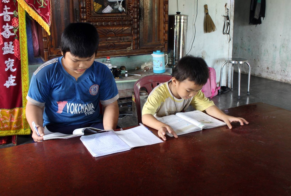 Không tiền phẫu thuật, bé 8 tuổi khổ sở với bàn chân chỉ còn... một ngón - 6 Ông Thinh mong hai cháu được học hành đến nơi đến chốn