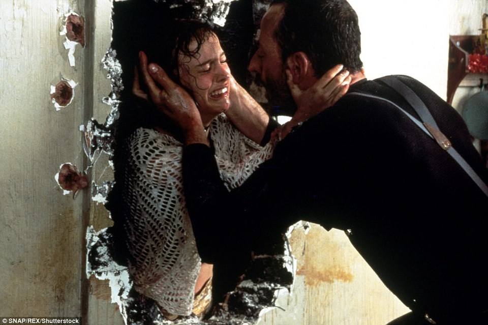 Nỗi ám ảnh kinh hoàng sau vai diễn “người lớn” - 3 Cảnh trong phim “Leon: The Professional” (1994)