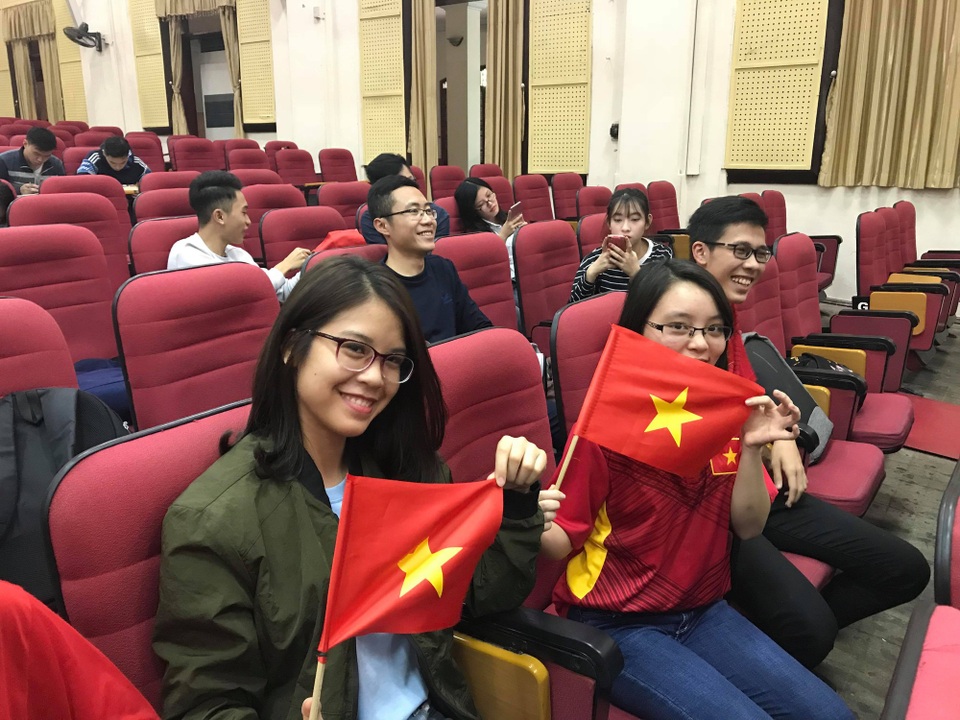 Nóng bừng hội trường, sinh viên nồng nhiệt cổ vũ đội bóng U23 Việt Nam - Qatar - 19
15h trận đấu mới diễn ra nhưng 12h trưa nhiều sinh viên ĐH Kinh tế quốc dân đã đến hội trường để có chỗ ngồi đẹp nhất