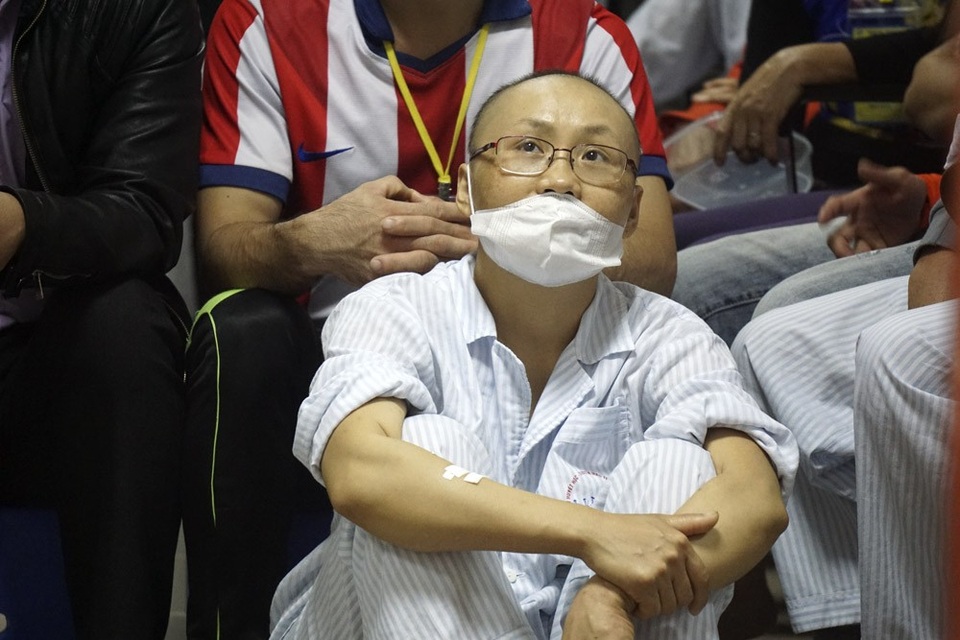 Quên đau đớn, bệnh nhân cùng bác sĩ hết mình cổ vũ U23 Việt Nam - 4 Sau thời gian được bác sĩ chăm sóc, các bệnh nhân cùng nhau theo dõi trận bóng qua chiếc TV chung.