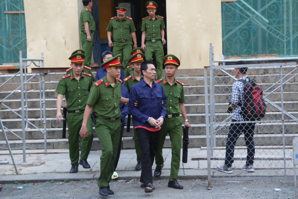 Ông Trần Bắc Hà xin vắng mặt tại tòa vì đang nằm viện - 2 Chiều nay phiên tòa tiếp tục làm việc.