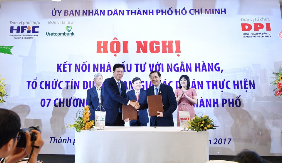 Giải pháp nâng cao hiệu quả triển khai các dự án đầu tư PPP - 1
Đại diện Vietcombank, ông Phạm Mạnh Thắng - Phó Tổng Giám đốc (bên trái) ký kết thỏa thuận hợp tác toàn diện với Sở KH & ĐT TP.HCM để hỗ trợ thẩm định chuyên sâu về phương án tài chính đối với các dự án đầu tư theo hình thức PPP