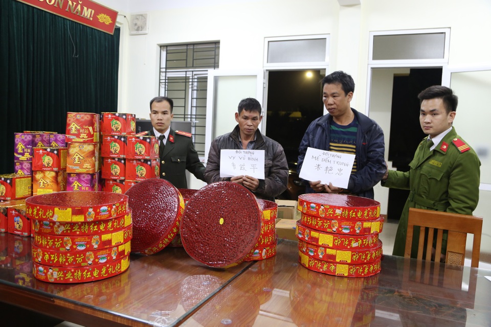 Hai đối tượng người Trung Quốc vậ chuyển thuê bị bắt giữ cùng gần 3 tạ pháo