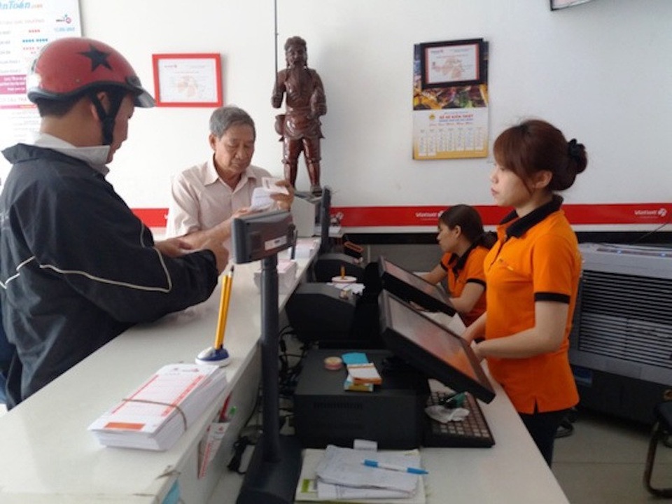 Góp vốn hàng chục triệu đồng để "săn" độc đắc gần 250 tỷ đồng - 2 Nhiều người dân TPHCM đến các điểm Vietlott mua vé số để “cầu may” giải thưởng khủng