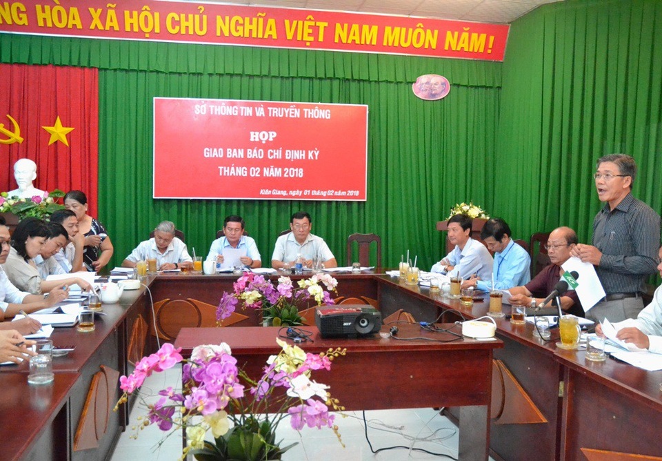 Vụ bé gái nghi bị bạo hành: Đề nghị cách li bé khỏi cha ruột và mẹ kế - 1 Tại buổi họp báo nhiều đại biểu có kiến nghị các cơ quan chức năng tỉnh Kiên Giang sớm kết thúc vụ việc và cần có biện pháp cách ly cháu T khỏi những người đang bị nghi hành hạ cháu