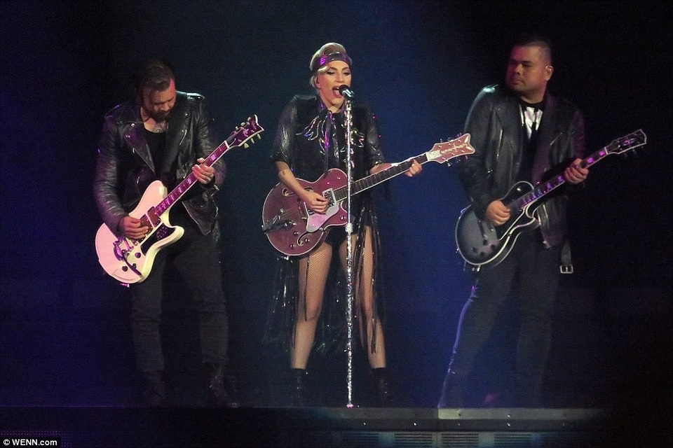 Lady Gaga thay hàng chục bộ đồ trong buổi diễn - 11 Lady Gaga thay hàng chục bộ đồ trong buổi diễn - 11