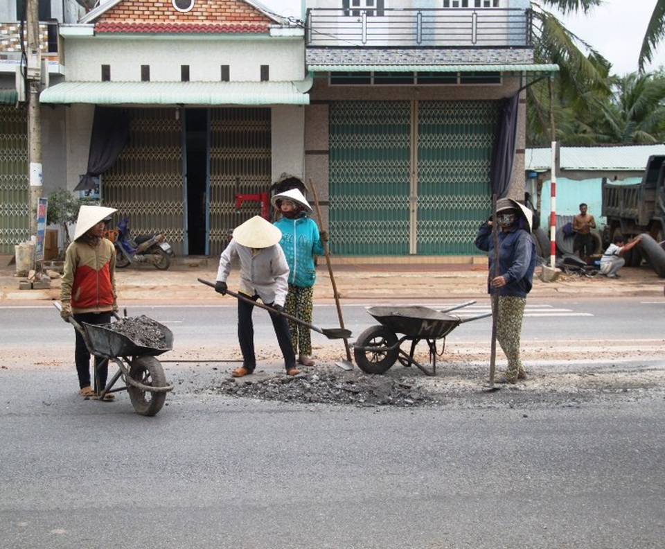 Đoàn Đại biểu Quốc hội đi “bắt lỗi” hư hỏng trên 2 tuyến quốc lộ - 5 Đơn vị thi công đang cho công nhân khắc phục tạm thời các hư hỏng nhỏ đảm bảo an toàn giao thông