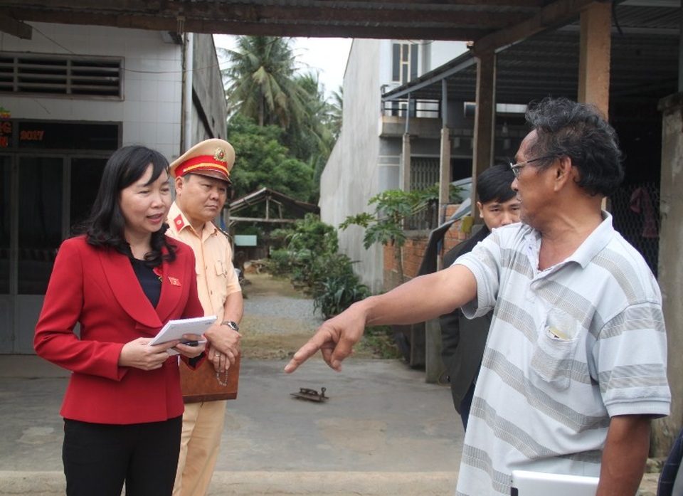 Đoàn Đại biểu Quốc hội đi “bắt lỗi” hư hỏng trên 2 tuyến quốc lộ - 4 Bà Hạnh đang lắng nghe ý kiến phản ánh của người dân
