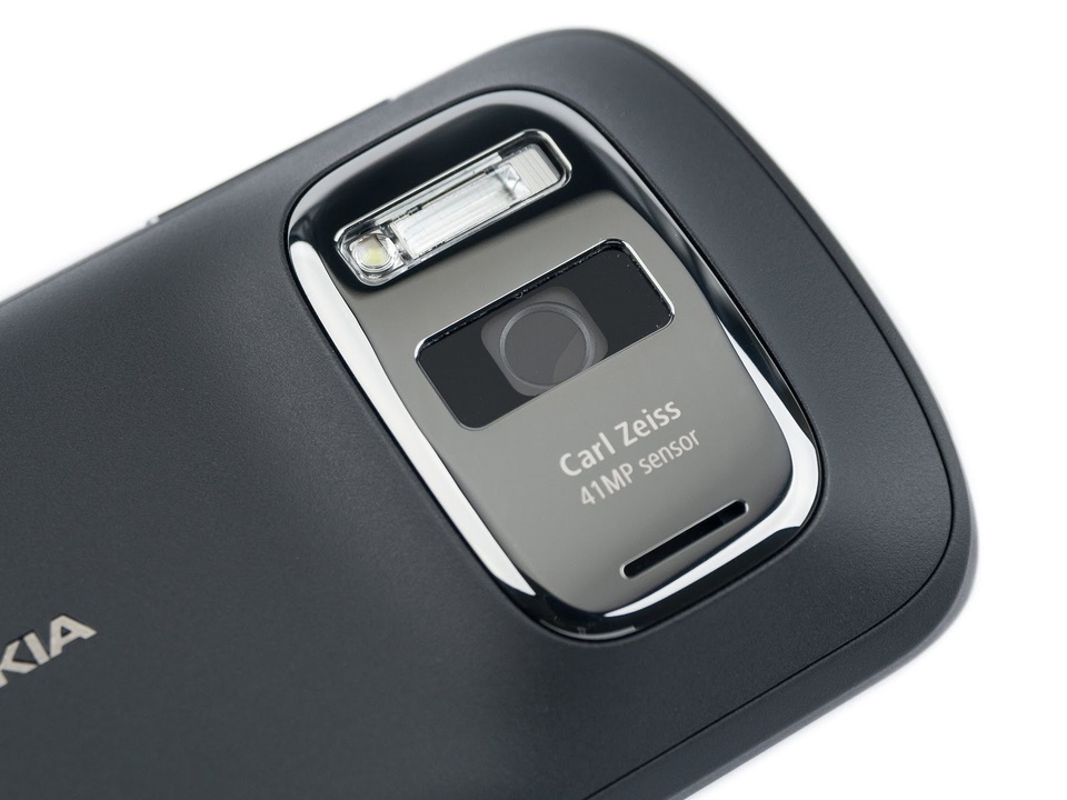 Ngỡ ngàng "đồ cổ" Nokia 808 PureView chụp ảnh không kém gì iPhone X - 1 Nokia 808 Pureview là một trong số những chiếc smartphone chụp ảnh đẹp nhất thời điểm được ra mắt, và vẫn gây ấn tượng mạnh cho tới nay.
