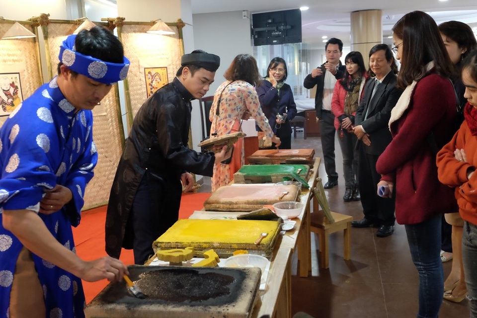 Đà Nẵng: Náo nức xem in tranh Đông Hồ - 1 Nhiều người dân và du khách náo nức xem trình diễn kỹ thuật in tranh Đông Hồ ở Đà Nẵng