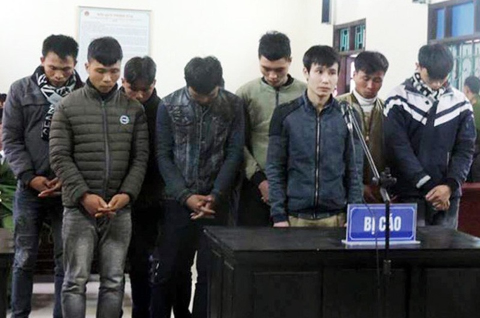Trai làng tẩn nhau trong đêm, 1 người tử vong, 9 kẻ vào tù - 1 9 bị cáo tẩn nhau trong đêm vui đám cưới nghe tòa buộc tội.