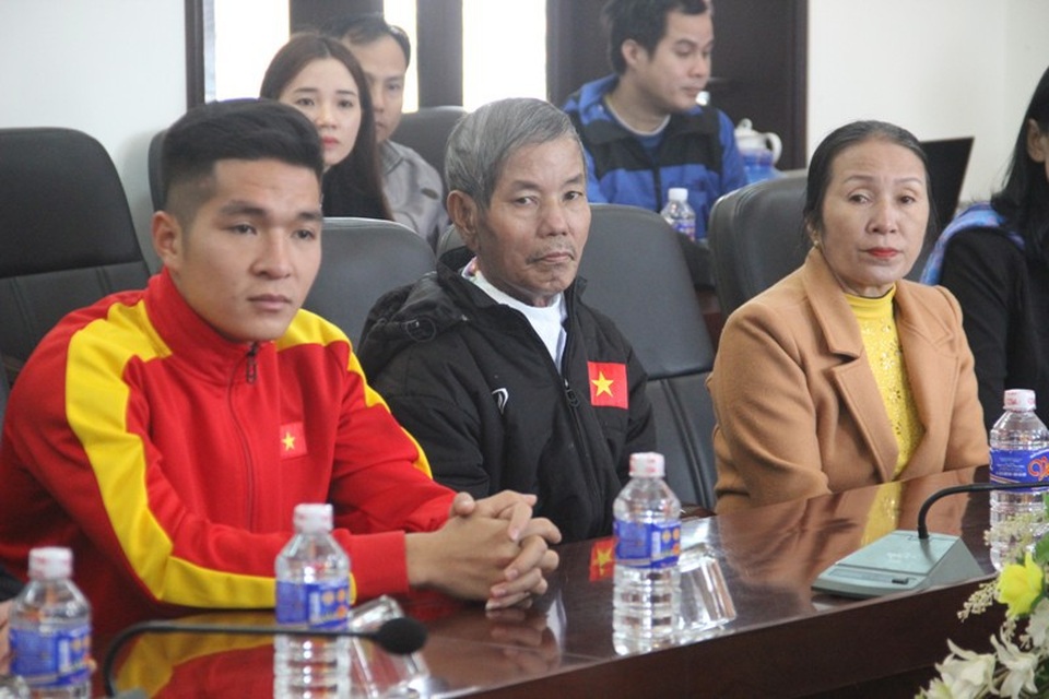 Bố mẹ Thái Quý đến dự buổi tuyên dương con trai