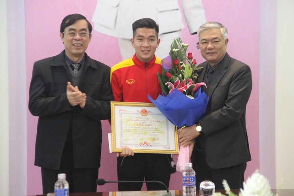 Ông Phạm Đức Châu - Phó Bí thư Tỉnh ủy và ông Nguyễn Đức Chính - Chủ tịch UBND tỉnh tặng Bằng khen cho Thái Quý