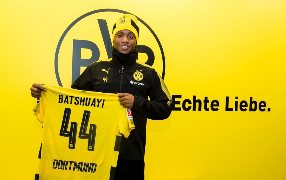 Batshuayi là mắt xích cuối cùng của “vòng tròn” Arsenal - Chelsea - Dortmund. Cầu thủ này được Chelsea cho Dortmund mượn tới cuối mùa giải để CLB nước Đức thay thế Aubameyang. Dortmund có quyền mua đứt tiền đạo người Bỉ vào cuối mùa nhưng chi tiết hợp đồng này vẫn chưa được tiết lộ.