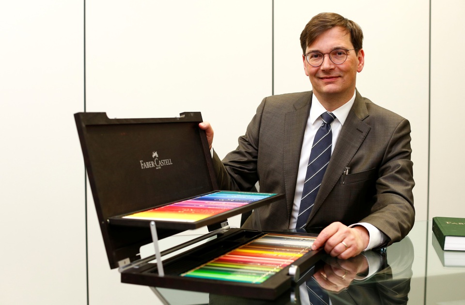 
“Chúng tôi nhận thấy rằng dù có những thiết bị công nghệ số xung quanh nhưng mọi người vẫn đang tìm đến cách thủ công hơn để biểu đạt chính họ. Đây là xu hướng đi ngược lại với thời đại số hóa”, ông Daniel Rogger - giám đốc điều hành của Faber-Castell nói với Reuters.
