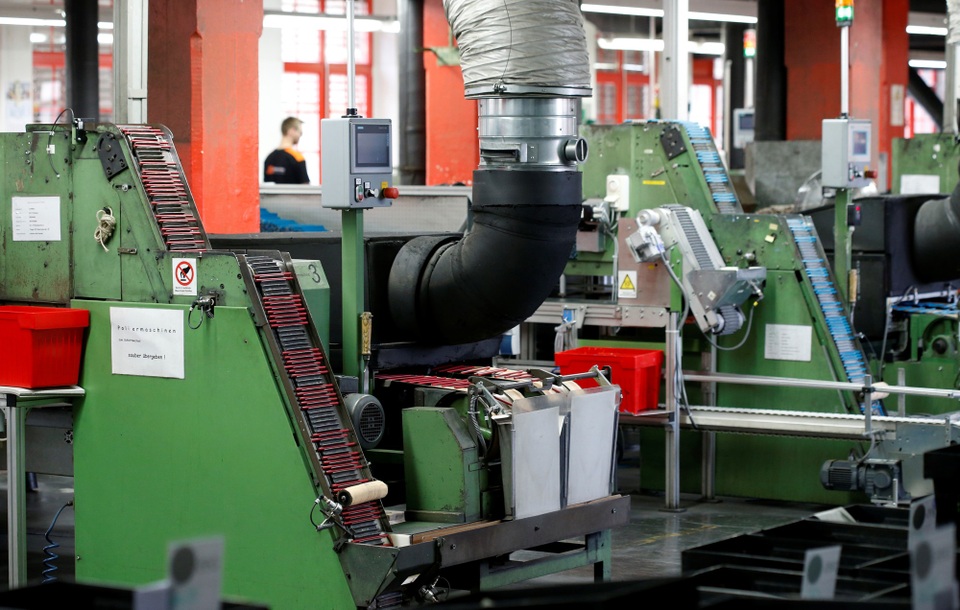 Nếu cuộc cách mạng “số hóa” hiện nay có thể bỏ lại bất kỳ tàn dư nào của lịch sử thì bút chì có lẽ là vật dụng đầu tiên nằm trong danh sách này. Tuy vậy, trong bối cảnh mọi người ngày càng có xu hướng tìm đến những chiếc bút chì để giúp họ thoát khỏi guồng quay của điện thoại thông minh thông qua những nét viết và tô màu, hãng sản xuất bút chì Faber-Castell của Đức vẫn duy trì hoạt động như cách họ vẫn làm trong 256 năm qua. Trong ảnh: Bên trong xưởng sản xuất bút chì của Faber-Castell ở Stein, Đức.