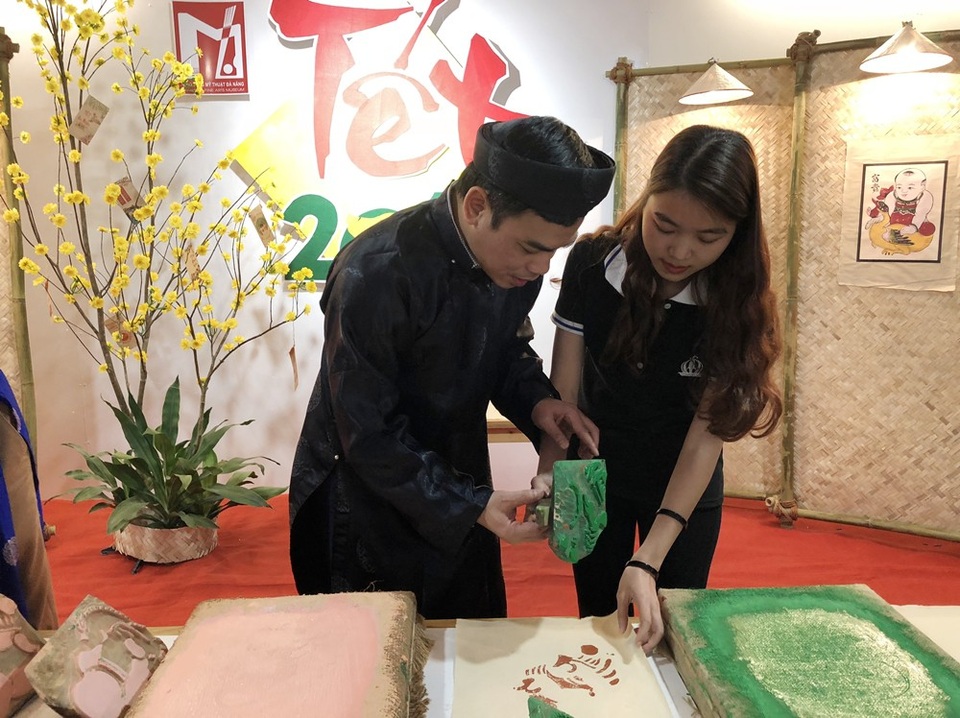 Đà Nẵng: Náo nức xem in tranh Đông Hồ - 7 Hướng dẫn các bạn trẻ kỹ thuật in tranh truyền thống của dân tộc