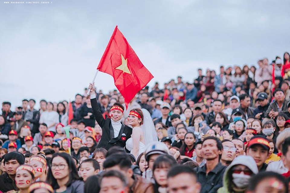Gặp cặp đôi cầm chảo chụp ảnh cưới cổ vũ U23 Việt Nam - 13 Gặp cặp đôi cầm chảo chụp ảnh cưới cổ vũ U23 Việt Nam - 13