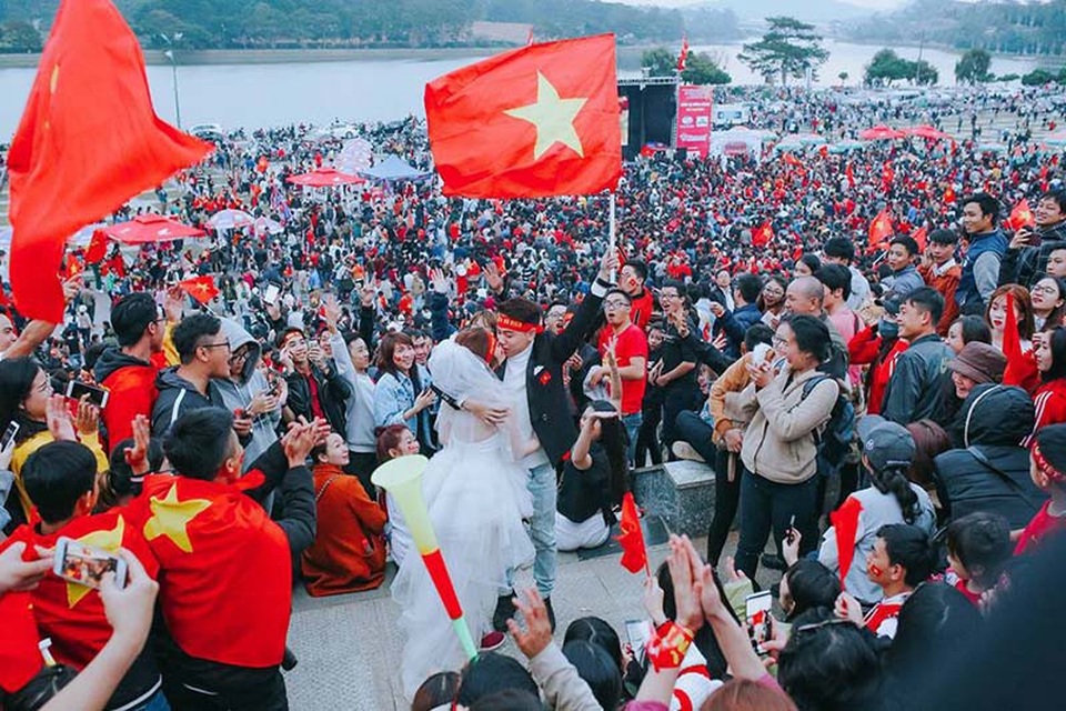 Gặp cặp đôi cầm chảo chụp ảnh cưới cổ vũ U23 Việt Nam - 14 Gặp cặp đôi cầm chảo chụp ảnh cưới cổ vũ U23 Việt Nam - 14