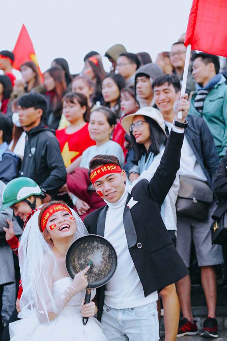 Gặp cặp đôi cầm chảo chụp ảnh cưới cổ vũ U23 Việt Nam - 2 Gặp cặp đôi cầm chảo chụp ảnh cưới cổ vũ U23 Việt Nam - 2