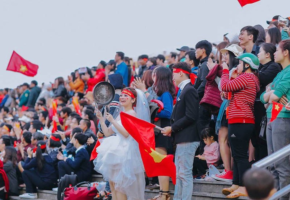 Gặp cặp đôi cầm chảo chụp ảnh cưới cổ vũ U23 Việt Nam - 7 Gặp cặp đôi cầm chảo chụp ảnh cưới cổ vũ U23 Việt Nam - 7