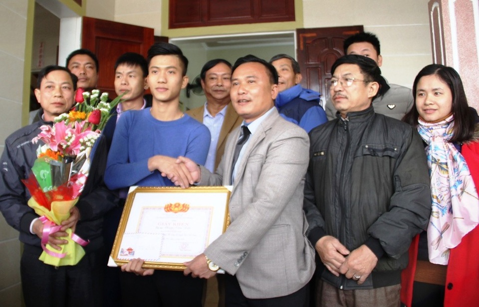 “Nó đi đá bóng, lần nào về cũng mua quà "đút lót" bà nội” - 1 Văn Đức đón nhận nhiều tình cảm sâu sắc của người hâm mộ.