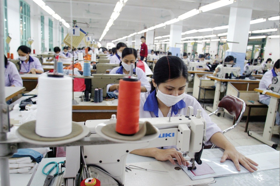 Dệt may Việt vẫn phải nhập hơn 40% nguyên liệu từ Trung Quốc - 1 Năm 2017, dệt may Việt xuất khẩu được 26 tỷ USD nhưng đã chi 21 tỷ USD để nhập khẩu nguyên liệu đầu vào.