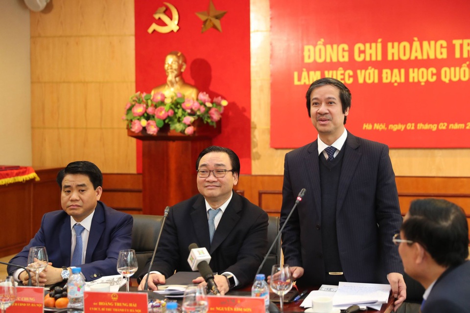 Bí thư Hà Nội: Hỗ trợ ĐH Quốc gia Hà Nội xây dựng hạ tầng tại Hòa Lạc - 1
Giám đốc ĐH Quốc gia Hà Nội Nguyễn Kim Sơn báo cáo tình hình hoạt động của ĐH QGHN
