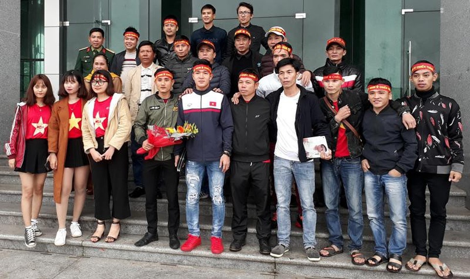 
Người hâm mộ Quảng Trị chào đón Thái Qúy
