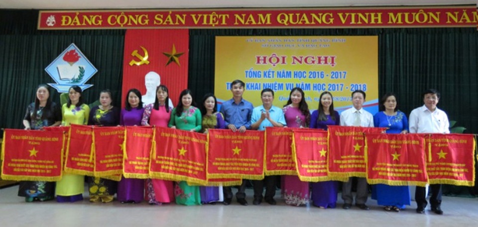 Quảng Bình đặt mục tiêu có 384 trường đạt chuẩn quốc gia năm 2018 - 1 Lãnh đạo tỉnh Quảng Bình tuyên dương các giáo viên đạt thành tích cao trong năm học 2016-2017