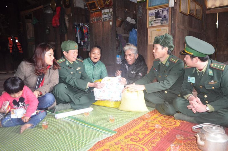 Quảng Bình: “Xuân Biên phòng - Ấm lòng dân biên giới” - 3 Bà con dân bản nhận quà của đoàn Bộ chỉ huy Bộ đội Biên phòng tỉnh Quảng Bình