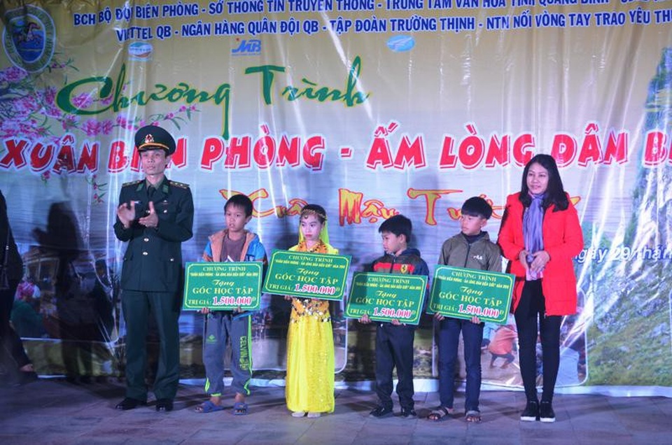 Quảng Bình: “Xuân Biên phòng - Ấm lòng dân biên giới” - 4 Trao vở viết học sinh, góc học tập cho các em học sinh nghèo