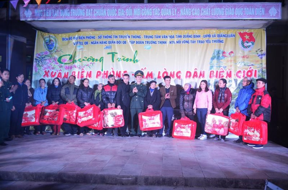 Quảng Bình: “Xuân Biên phòng - Ấm lòng dân biên giới” - 5 ... và trao chăn ấm cho đồng bào