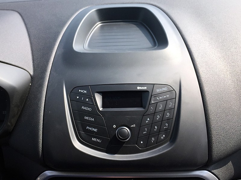 Kỳ lạ Ford Ecosport 2018 ra mắt nhưng chưa có giá bán - 7 Chưa biết phiên bản thấp nhất của Ford Ecosport mang tên là gì nhưng chắc chắn sẽ không có màn hình cảm ứng đi kèm SYNC 3 cũng như camera lùi...